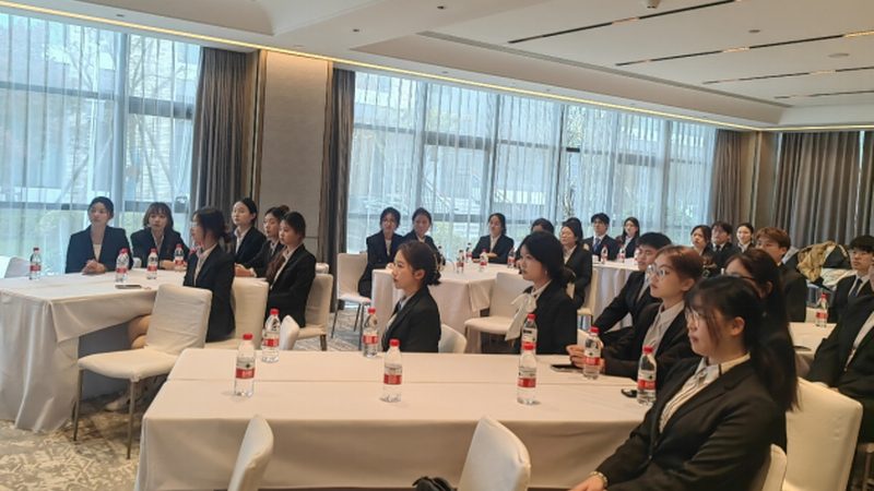 定制师是连接消费者和旅游产品的桥梁，他们需要具备以下职责：